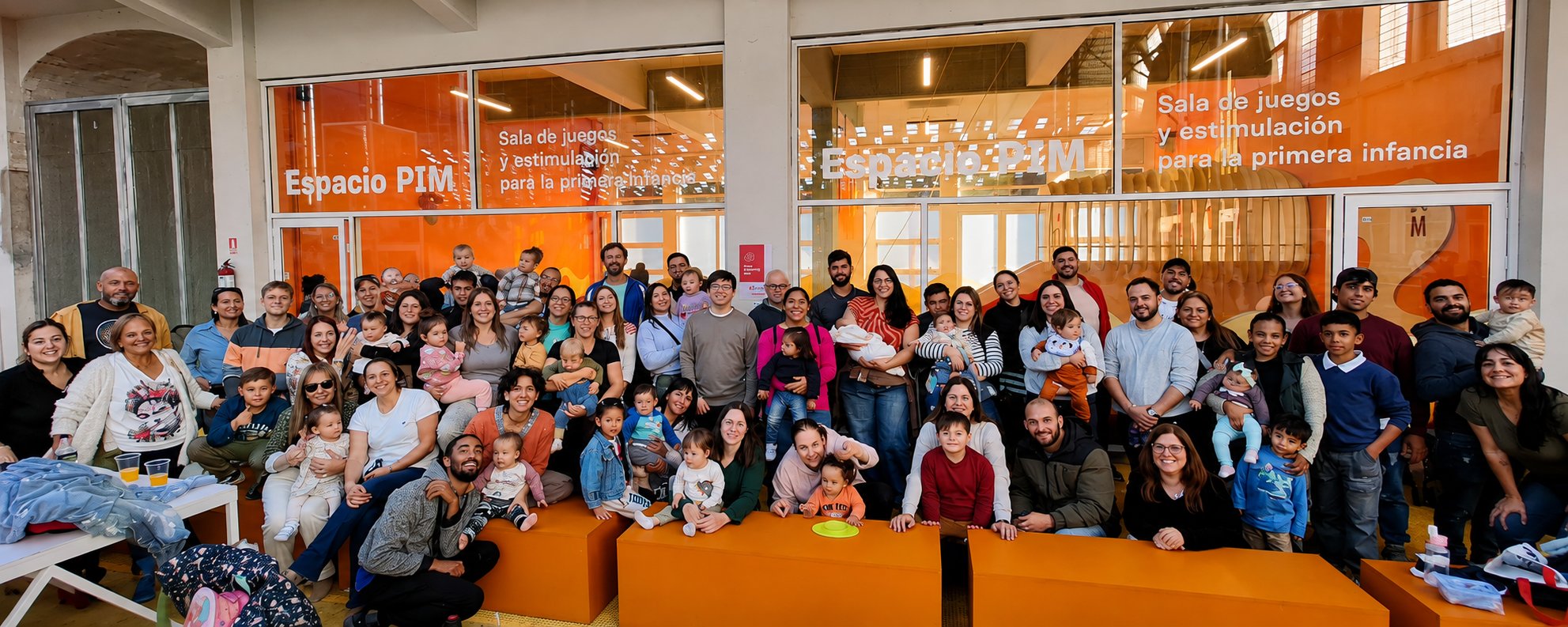 Familias y niños reunidos en un encuentro de la Asociación Down del Uruguay